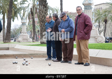 Petanque-Spiel am Arc de Triomf in Barcelona Spanien Stockfoto