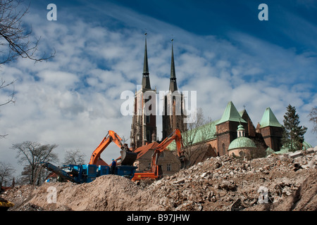Abriss-Hof in Breslau Ostrow Tumski im Hintergrund Stockfoto