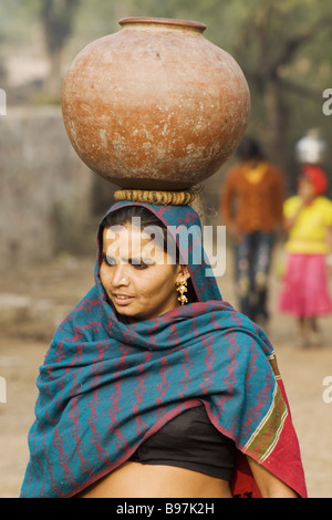 Frau, die Wasser haben sie gut Rhajasthan Indien TV000021 gesammelt Stockfoto