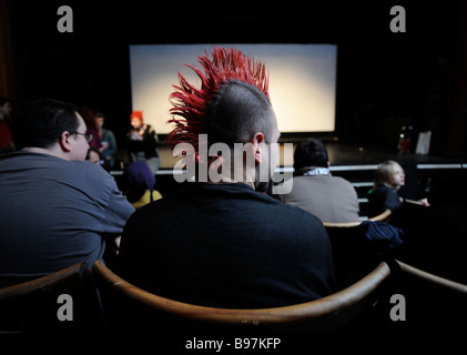 EIN PUBLIKUM, DARUNTER EIN MANN MIT EINER PUNK-FRISUR IM CUBE MICROPLEX INDEPENDENT KINO IN KINGSDOWN BRISTOL UK Stockfoto