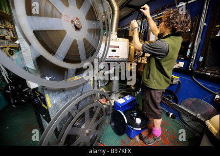 EIN FILMVORFÜHRER MIT EINEM BELL HOWELL GAUMONT PROJEKTOR IM CUBE MICROPLEX INDEPENDENT KINO IN KINGSDOWN BRISTOL UK Stockfoto