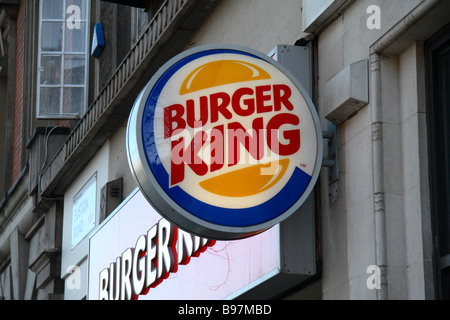 Melden Sie sich außerhalb der Burger King Fast-Food Restaurant Euston Road London.  März 2009 Stockfoto