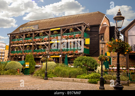 Dickens Inn, St. Katherine's Dock, London Stockfoto