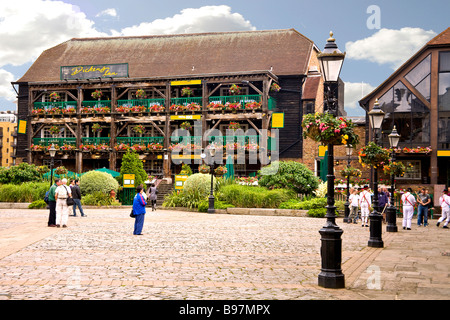 Dickens Inn, St. Katherine's Dock, London Stockfoto