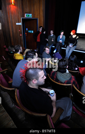 EIN PUBLIKUM, DARUNTER EIN MANN MIT EINER PUNK-FRISUR IM CUBE MICROPLEX INDEPENDENT KINO IN KINGSDOWN BRISTOL UK Stockfoto