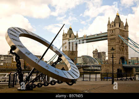 Die Tower Bridge und Sonnenuhr aus St Katherines Dock, Themse, London, UK Stockfoto