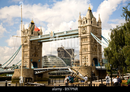 Tower Bridge vom Nordufer der Themse, London, Stockfoto