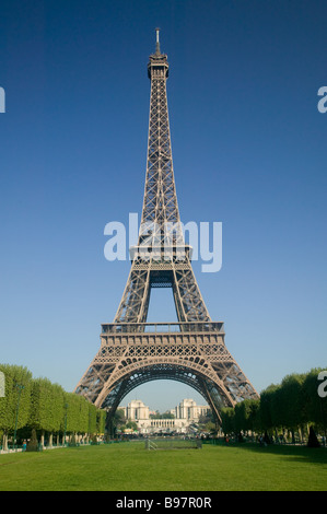 Eiffelturm und Champs de Mars in Paris Frühling Frankreich Stockfoto
