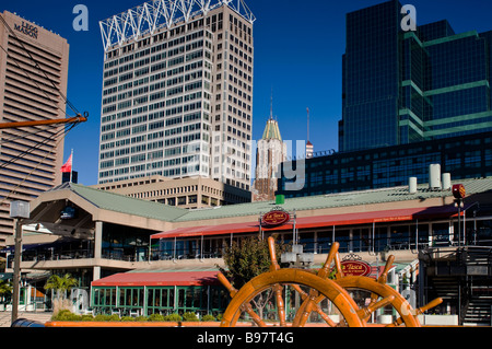 Die Baltimore-Skyline von Inner Harbor gesehen Stockfoto