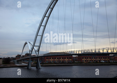 Fußgänger- und Fahrradbrücke. Fußbrücke mit mathematischen asymmetrischen Bögen in Thornaby-on-Tees, Middlesborough, Teesside. Stockfoto