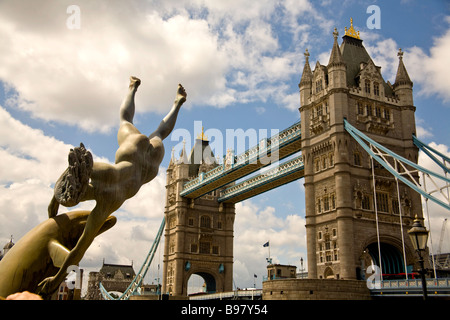 Die Tower Bridge und die Dolphin und junge Statur aus St Katherines Dock am Nordufer der Themse, London, UK Stockfoto