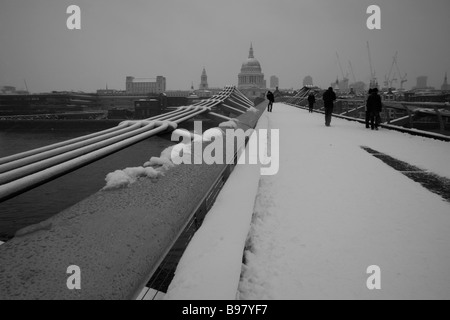 Suche entlang einer verschneiten Millennium Bridge, St. Pauls Cathedral, City of London Stockfoto