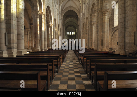 Das Kirchenschiff der Basilika der Abtei Fleury im St Benoit Sur Loire-Frankreich Stockfoto