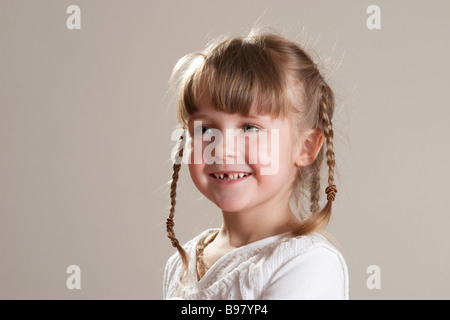 Kind Lächeln hat keine Zähne Stockfoto