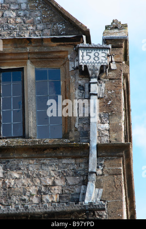 Architektonisches Detail elisabethanischen ehemaligen Gymnasium Mangold Somerset UK, Datum der 1593 auf führen Regen Trichter Stockfoto