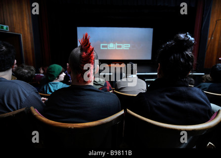 EIN PUBLIKUM, DARUNTER EIN MANN MIT EINER PUNK-FRISUR IM CUBE MICROPLEX INDEPENDENT KINO IN KINGSDOWN BRISTOL UK Stockfoto