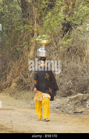 Frau, die Wasser haben sie gut Rhajasthan Indien TV000020 gesammelt Stockfoto