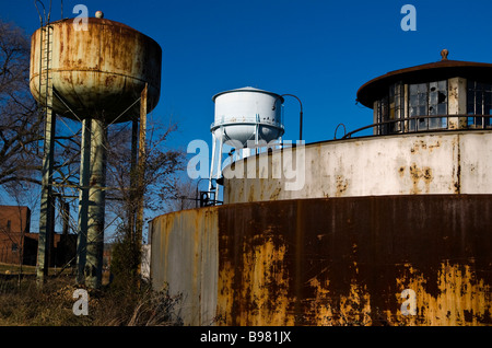 Alte rostige Wassertanks hinter The Lorton Arts Center in Lorton, Virginia Stockfoto