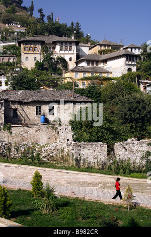 Osmanische Stadt am Hang Häuser erbaut im traditionellen Stil Stadt Steine GJIROKASTER Süd Albanien Stockfoto