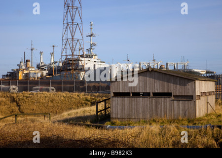 Vogelbeobachter Holz- Ausblenden auf Seal Sands einen umfangreichen Bereich der Gezeiten Wattenmeer, Huntsman Tioxide Greatham arbeitet auf Teeside, Ostküste Englands. Stockfoto