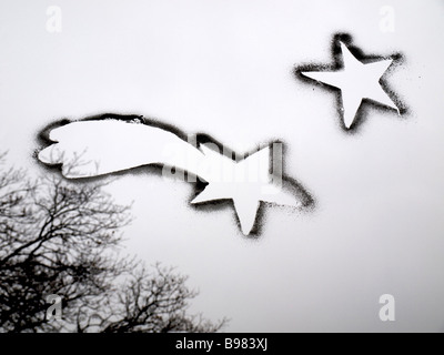 Wolken, die wie Sternschnuppen geformt sind, erzeugen einen skurrilen Blick vor einem grauen Himmel Stockfoto