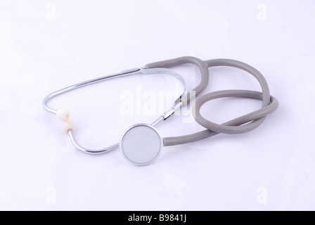 Knoten Sie in einem Stethoskop-Ausschnitt auf weißem Hintergrund Stockfoto