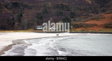 Calgary Beach Isle of Mull mit Flut mit weit entfernten Menschen Strand entlang spazieren Stockfoto