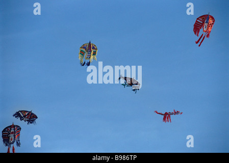 Chinesische Drachen fliegen hoch gegen klar blauen Himmel Stockfoto