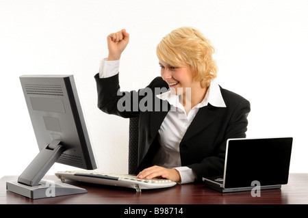 Arbeiten in einem modernen Büro isoliert über weiße junge Geschäftsfrau Stockfoto