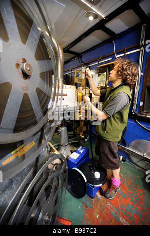 EIN FILMVORFÜHRER MIT EINEM BELL HOWELL GAUMONT PROJEKTOR IM CUBE MICROPLEX INDEPENDENT KINO IN KINGSDOWN BRISTOL UK Stockfoto