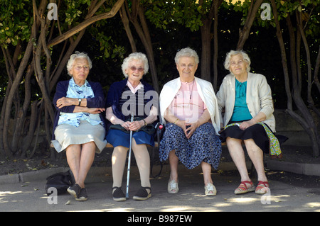 französische Oap Damen sitzen im Central Park in Pezenas, Languedoc, Frankreich Stockfoto