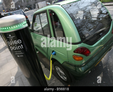 Elektro-Fahrzeug aufgeladen, Westminster, London Stockfoto