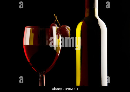 Rotwein, Flasche und Trauben. Stockfoto