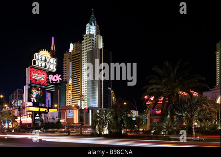 Helle Lichter in der Nacht in der Nähe von NewYork NewYork, Las Vegas Boulevard (Strip), Las Vegas, Nevada, USA Stockfoto