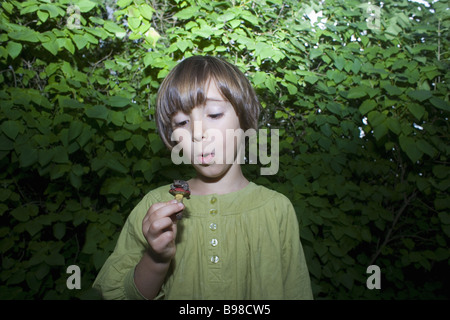 Junges Mädchen halten kleiner Frosch Stockfoto