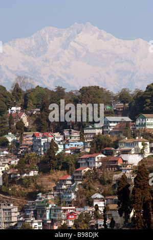 Himalaya erheben sich über der Stadt Darjeeling auf den Shiwalik Hügeln von West-Bengalen, Indien. Stockfoto