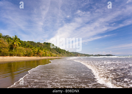 Wellen am Strand in Dominical, Costa Rica. Stockfoto