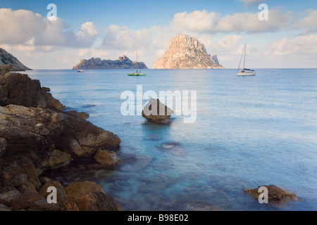 Blick auf die Felseninsel Es Vedra von Cala d Hort in der Nähe von Sant Antoni Ibiza Balearen Spanien Mittelmeer Europa Stockfoto