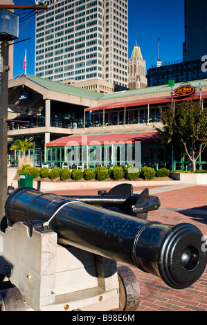 Ein Blick auf die Baltimore Maryland aus dem Inneren Hafen mit einer Kanone im Vordergrund Stockfoto