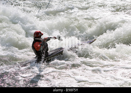 Wildwasser-Kanufahren auf der Themse bei Shepperton Weir Stockfoto