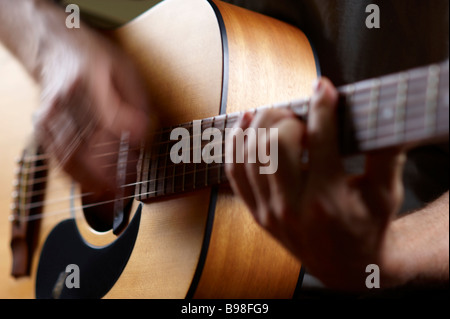 Guy spielt akustische Gitarre Stockfoto