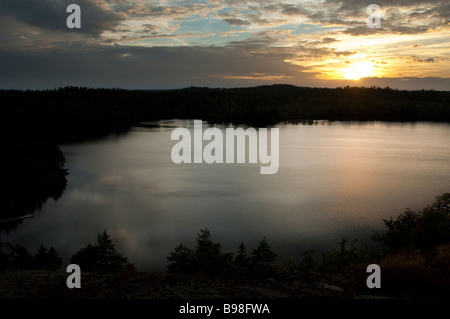 Dramatischer Himmel Sonnenuntergang über Aboda Klint See Schweden Stockfoto