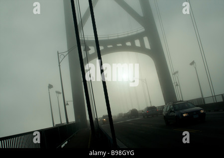 Lions Gate Bridge im Nebel, Vancouver, British Columbia Stockfoto