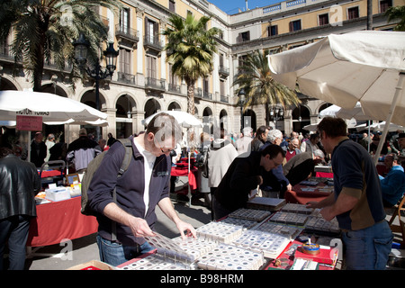 Antiquitätenmarkt am Placa Reial in Barcelona Stockfoto