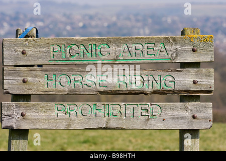 Schild, das das Reiten in einem Picknickbereich auf den South Downs, Sussex, Großbritannien untersagt Stockfoto