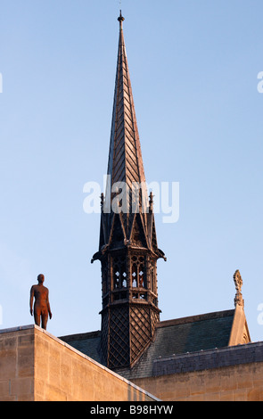 [Antony Gormley] "Ein anderes Mal" Denkmal auf dem Dach des "Exeter College", Oxford, England, UK Stockfoto