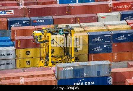 Container mit Straddle carrier Stockfoto