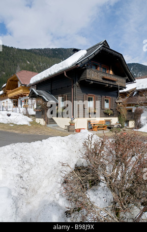 Ein Holzchalet in den österreichischen Alpen Stockfoto