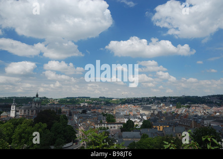 Blick über die Stadt Namur in Belgien, von der Zitadelle an einem sonnigen Tag. Stockfoto