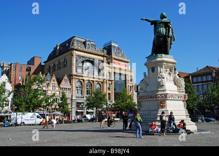 Blick auf den Freitagsmarkt (Vrijdagmarkt) in Gent mit einer Statue von Jacob van Artevelde an einem sonnigen Tag. Stockfoto